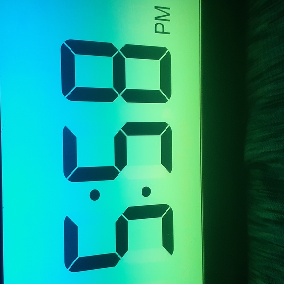 Digital alarm clock with a radio and chargeable colors - Picture 9 of 9